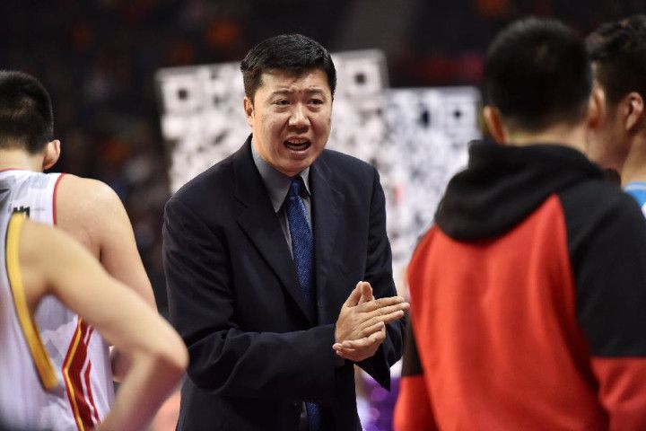 快手用户放映员张公子分析《八佰》为什么这么火的视频播放量超过千万，阿拉丁狗蛋、三棵树等用户对电影角色的模仿创作，播放量也轻松达到两三百万